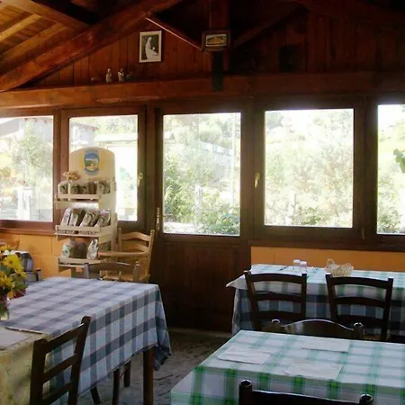 Azienda Agrituristica La Canestra Hotel *